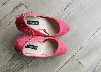 Buty na ukrytej platformie