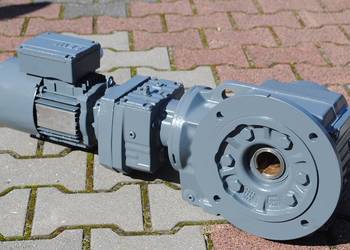 Motoreduktor kątowy 0.37kw. 4,9obr. z hamulcem, SEW KAF67R37DT71D4/BMG