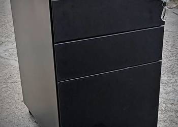 Szafka aluminiowa czarna na kołach zamykana na kluczyk