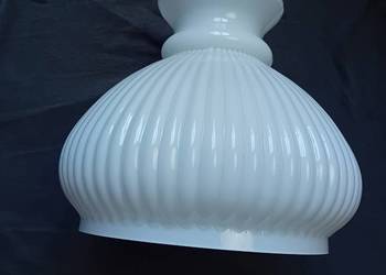 Kanelowany klosz do lampy typu Aladyn, szkło warstwowe. Śr. montażowa 152mm