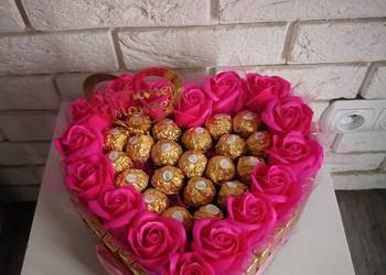 Prezent dla Mamy Zestaw słodyczy Torcik Merci z różami mydlanymi