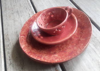 Zestaw naczyń ceramicznych ręcznie wykonanych.