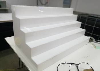ekspozytor kaskadowy schody ekspozycyjne EMPLAST pleksi na wymiar