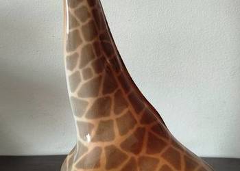 porcelanowa figurka siedzącej żyrafy sygnowana