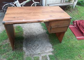 biurko Indiana z mosiężnymi okuciami na rogach