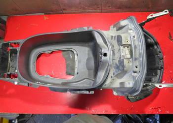 PIAGGIO X8 125 200 250 kufer schowek pod siedzenie kufer bagażnik