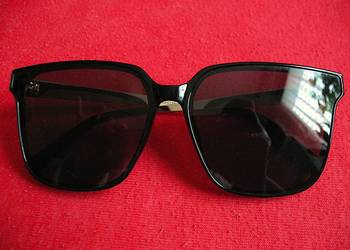 Okulary - słoneczne czarne - plastikowe - Kendall + Kylie