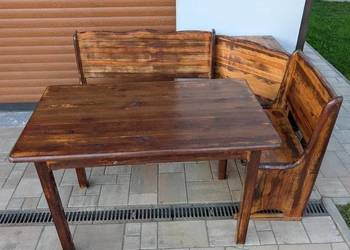 Naroznik ze stołem i dwoma krzesłami drewniane