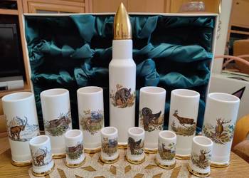 Piękny zestaw kieliszków z porcelany z motywem myśliwskim. Piękny zestaw kieliszków z porcelany z motywem myśliwskim.