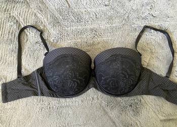 Biustonosz Triumph Sensual Kiss czarny koronka bardotka push-up