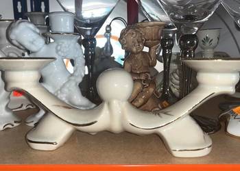 Świecznik na 2 świece. Porcelana w kolorze ecru, ze złoceniami.   O wysoko Świecznik na 2 świece. Porcelana w kolorze ecru, ze złoceniami.   O wysoko