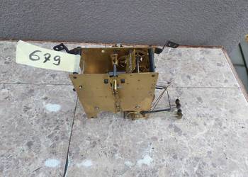 679 Mechanizm starego zegara Emes bufetowego kominkowego uszkodzony