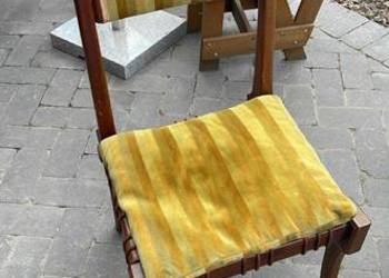 8 krzeseł z drewna orzechowego