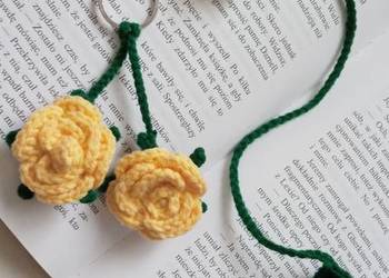 Różyczki wykonane na szydełku, brelok do kluczy i zakładka do książki