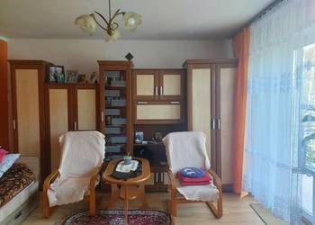 Meblościanka, stół i 2 fotele