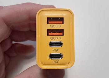 Uniwersalna mocna ładowarka z dwoma USB i USB-C