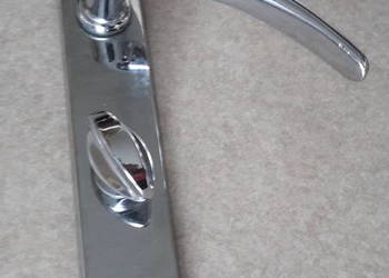 Klamka chromowana z długim szyldem do WC