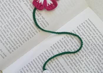 Zakładka do książki w formie kwiatka wykonana na szydełku
