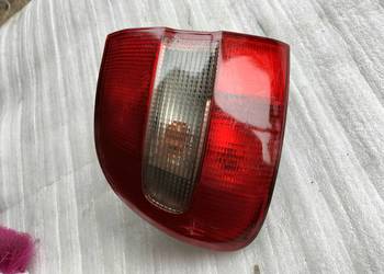 Volvo v40 LAMPA LEWA TYŁ
