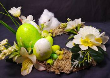 Stroik wielkanocny, królik w wiosennej kompozycji