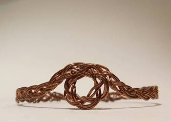 Ręcznie wykonana bransoletka z drutu miedzianego.