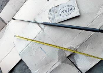 Audi 80 B4  80B4 Siłownik maski klapy pokrywy silnika