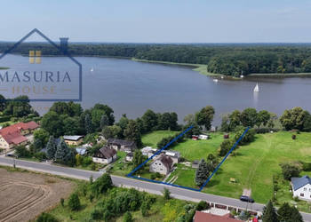 Zabudowana działka z linią brzegową Jezioraka