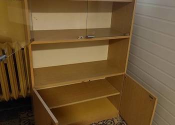 Drewniany regał ze szklanymi drzwiczkami z czasów PRL