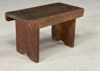 Stary drewniany taboret rustykalny