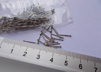 Małe gwoździe modelarskie gwóźdź 10x0,6 mm 100 szt 2 kolory