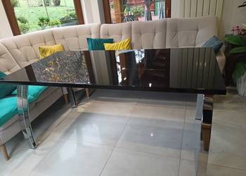 Piękny czarny stół