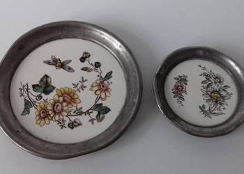 Dwa stare podstawki sygnowane Dwa stare podstawki sygnowane