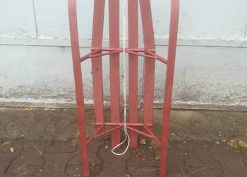 Mocne i wytrzymale sanki metalowe ze sznurkiem.