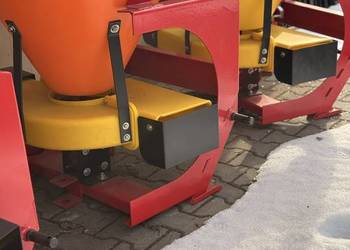 Sadowniczy rozsiewacz idealny pod borówki mini ciągniki