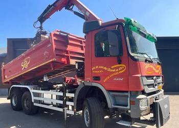 Mercedes 3 osiowa wywrotka 6x6 z dzwigiem