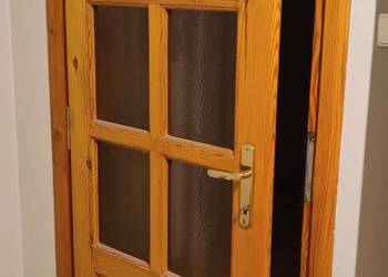 Drzwi wewnętrzne z drzewa sosnowego, 8 sztuk wraz z ościeżni