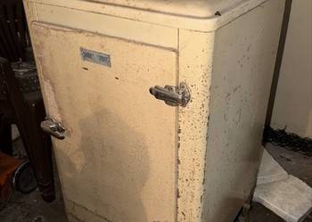 Zabytkowa chłodziarka Elektrolux Erzeugnis Gas Kühlschrank (produkcja na NI
