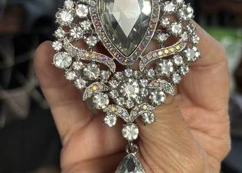 Elegancka biżuteryjna broszka z ruchomą łezką