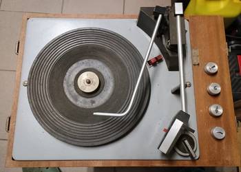 Gramofon z lat 70 PRL