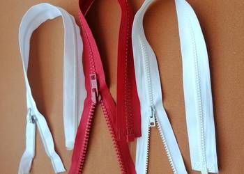 Zamek błyskawiczny rozdzielczy dwa białe jeden czerwony.Suwaki.