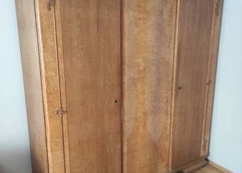 Duża szafa trzydrzwiowa z okresu międzywojennego