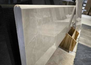 Stopień marmurowy Crema Marfil New polerowany z bullnose 135x33x3 cm