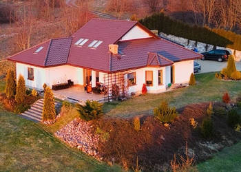 Komfortowy dom na wzgórzu z dużą działką i spektakularnymi widokami!