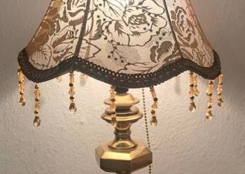 lampa nocna mosiężna na drewnianej podstawie