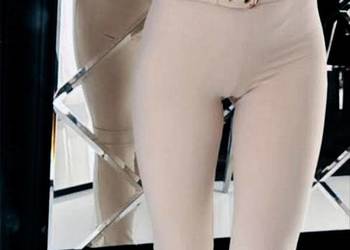 Leginsy beżowe paski złote klamry