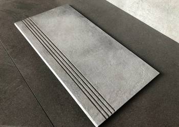 Betonowe schody,szare płytki STRUKTURA BETON 30X60