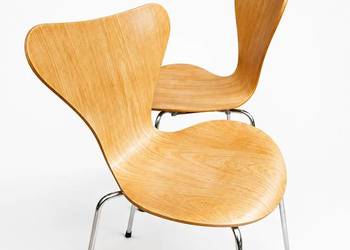 Arne Jacobsen 3107 – Fritz Hansen, rocznik 1994 | 2 odnowione krzesła