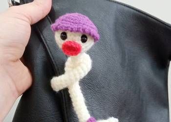 Śmieszna kaczka z długą szyją wykonana na szydełku