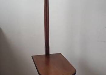 Drewniana lampa podłogowa ze stolikiem, ruchome ramię