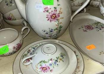 Serwis Royal Ivory, Bohemia. Łączka na porcelanie w kolorze ecru.